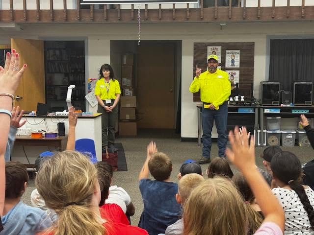 An image of SAR members teaching a class of kids.